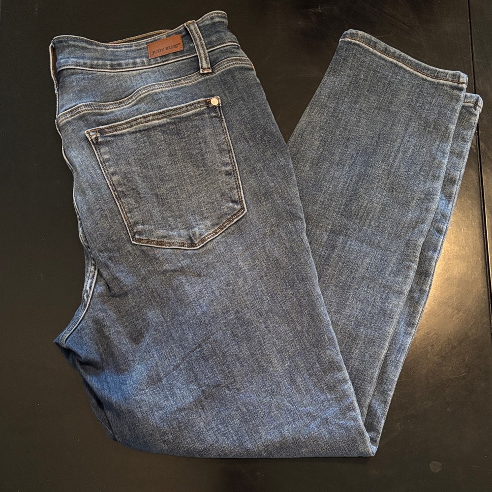 Judy Blue Straight Leg Jeans in Medium Blue Wash